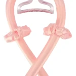 Rizador de cabello sin calor rosa en forma de óvalo con scrunchies y pinza.