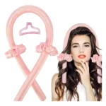 Tubo rizador de cabello sin calor color rosa, con scrunchies de seda para un peinado natural.