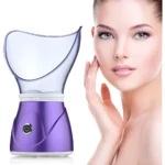 Vaporizador facial spa sauna 110V violeta con modelo de mujer en piel radiante.