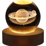 Lámpara de escritorio 3D de Saturno en cristal con base de madera iluminada.
