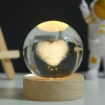 Lámpara de escritorio de cristal 3D con forma de corazón, luz nocturna cálida en base de madera.