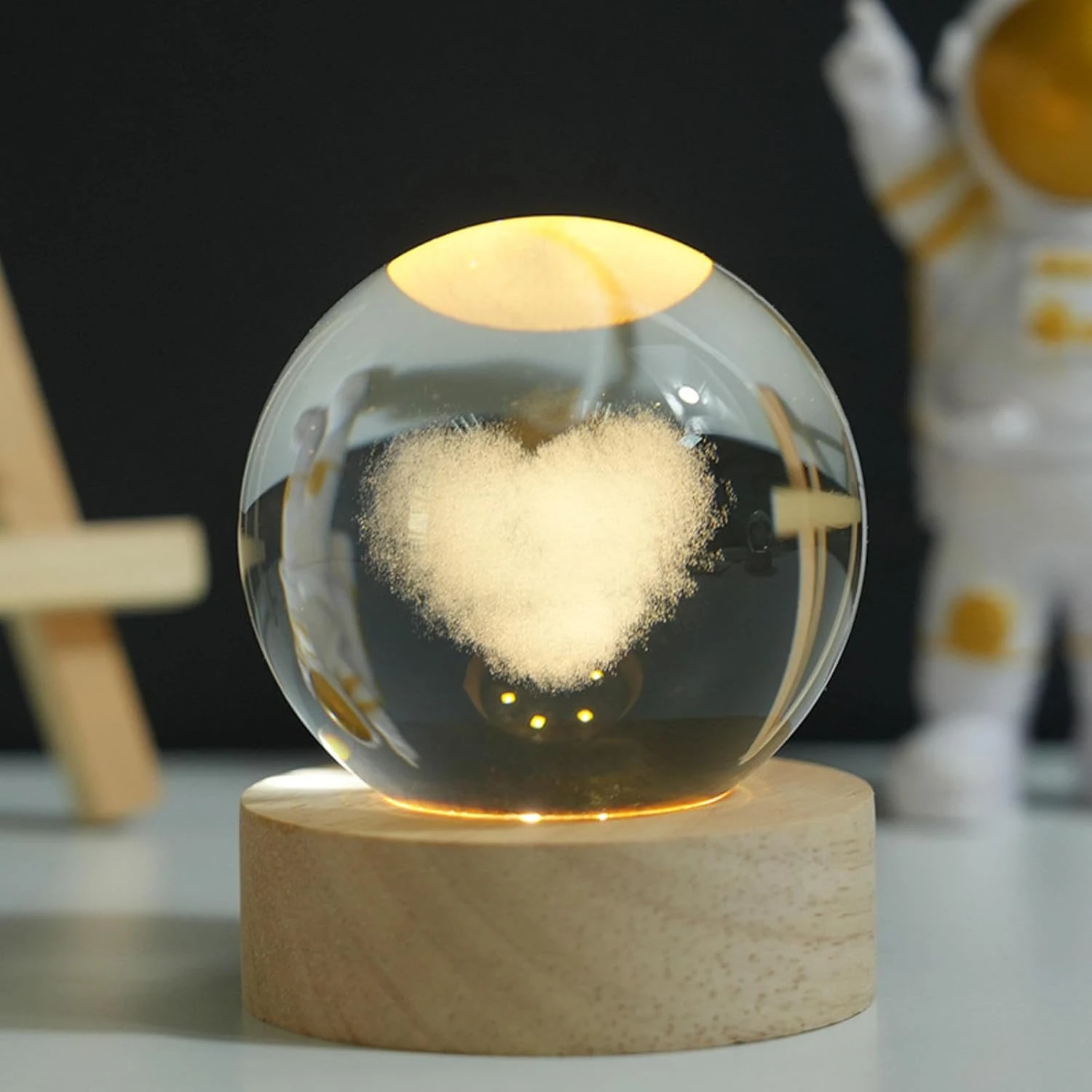 Lámpara de escritorio de cristal 3D con forma de corazón, luz nocturna cálida en base de madera.