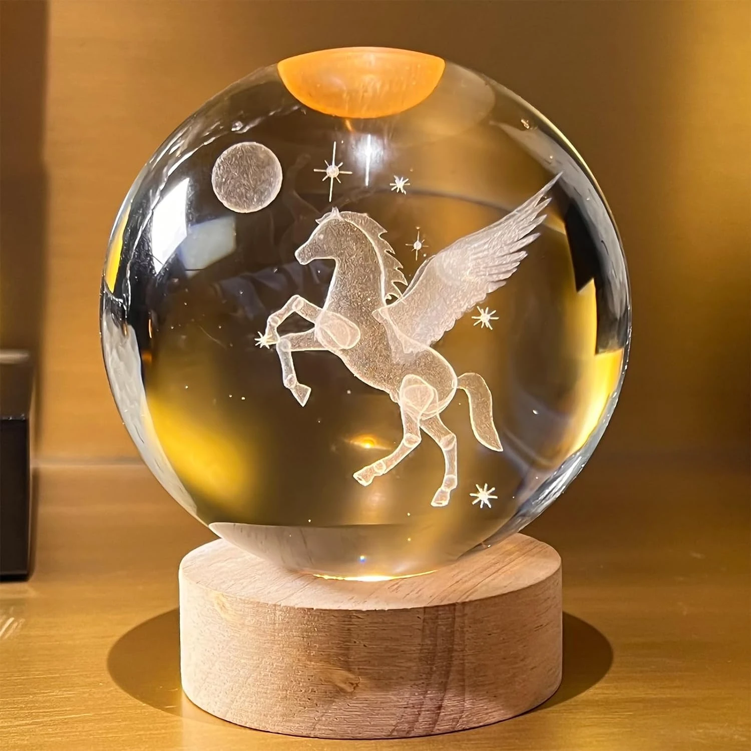 Lámpara de escritorio nocturna 3D con grabado de Pegaso en esfera de cristal sobre base de madera.