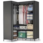 Armario ropero esquinero de tela gris con ropa colgada y doblada.