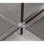 Armario ropero esquinero en tela gris con estructura de tubos negros y conectores plateados.