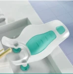 Soporte asiento bañera para bebés blanco y turquesa con ventosas, en lavabo.