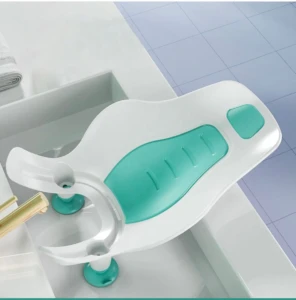 Soporte asiento bañera para bebés blanco y turquesa con ventosas, en lavabo.