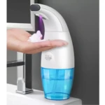 Dispensador automático de jabón espumoso blanco y azul con sensor, espuma saliendo en mano.