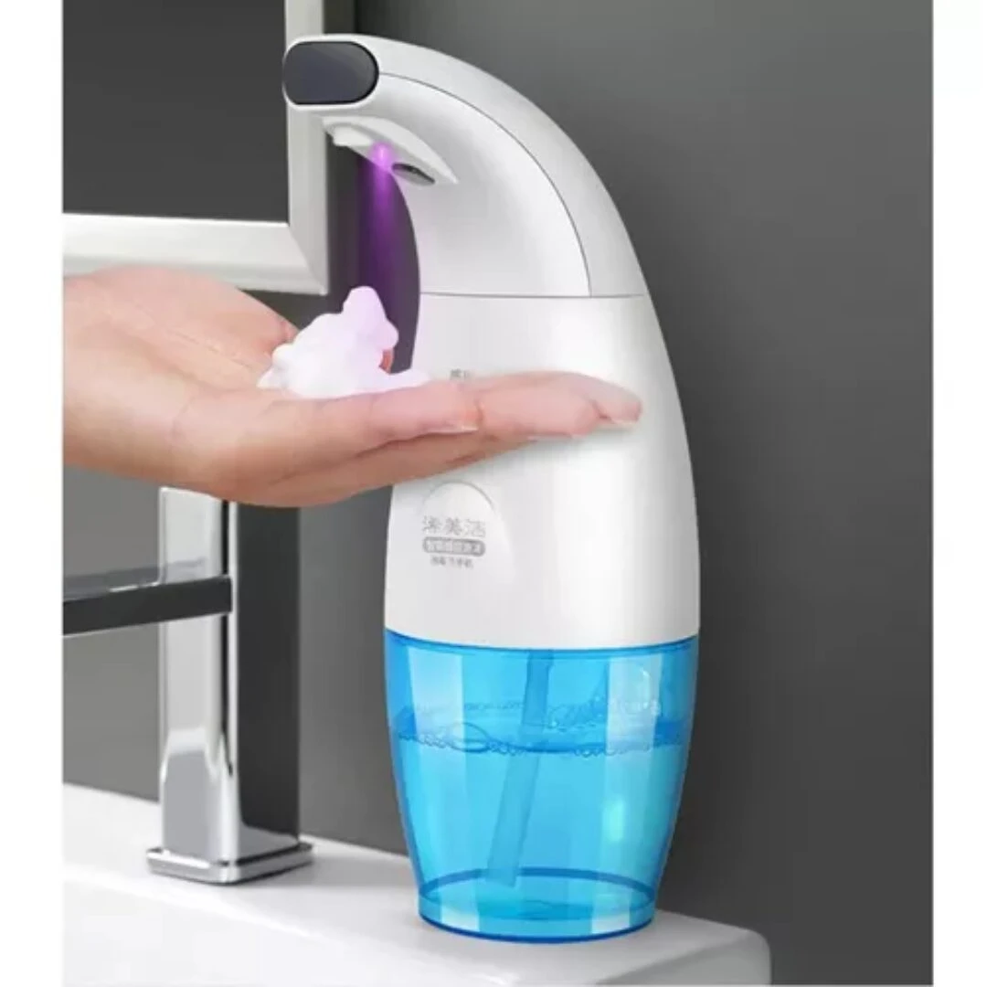 Dispensador automático de jabón espumoso blanco y azul con sensor, espuma saliendo en mano.