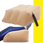 Almohada inflable beige para elevar piernas, ideal para descanso y circulación. Incluye bomba.