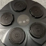Máquina de boxeo negra con 5 almohadillas, panel de control digital y botones para velocidad, encendido/apagado y modo.