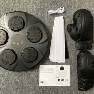 Máquina de boxeo negra con guantes, cable USB y manual, lista para usar.