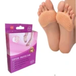 Protectores para juanetes y callos de silicona color durazno con diseño de puntos, sobre pies, junto a su empaque.