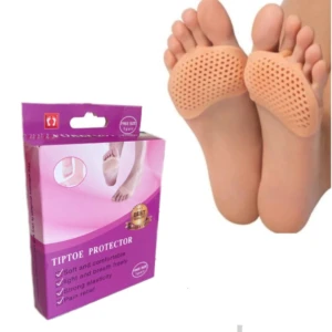 Protectores para juanetes y callos de silicona color durazno con diseño de puntos, sobre pies, junto a su empaque.