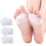 Protectores de gel para juanetes y callos en color blanco, con diseño perforado, mostrados en pies y en empaque.