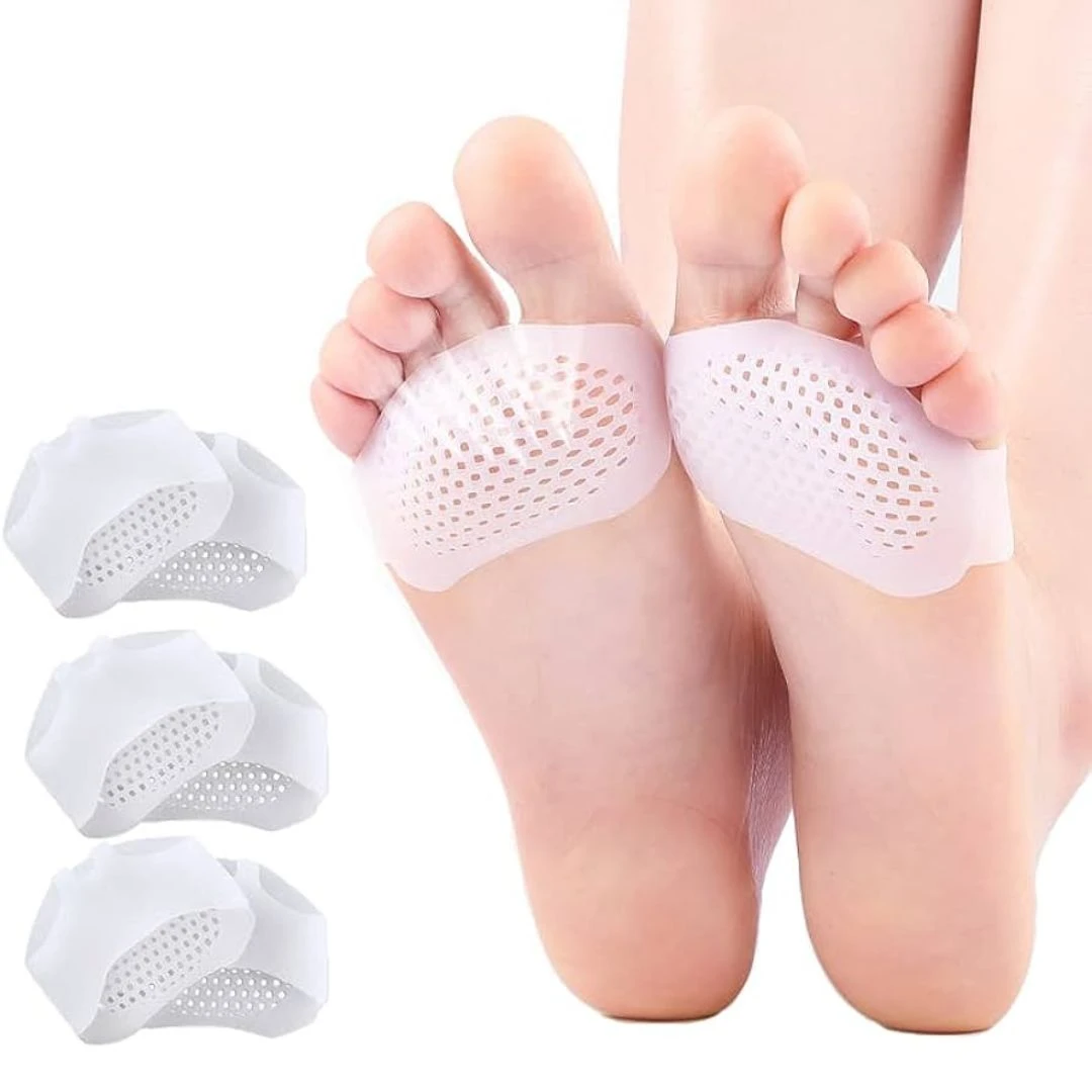 Protectores de gel para juanetes y callos en color blanco, con diseño perforado, mostrados en pies y en empaque.