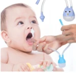 Bebé con aspirador nasal azul de silicona para extraer mocos, uso principal.