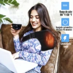 Hombrera térmica ajustable para terapia de calor en hombro, usada por mujer con taza y laptop. Rango de calor 104-150°F.