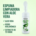 Espuma limpiadora facial Kórmesic con aloe vera, ácido hialurónico y extracto de té verde, botella blanca con dispensador.