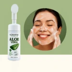 Espuma facial Kormesic con aloe vera en envase blanco con aplicador, mujer sonriendo aplicándola.