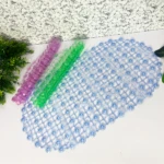 Tapetes de baño de succión en colores azul, verde y morado, con textura de red y círculos.