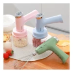 Mini batidoras picadoras eléctricas inalámbricas en rosa, azul y verde, con accesorios para batir y picar, junto a ingredientes para repostería.