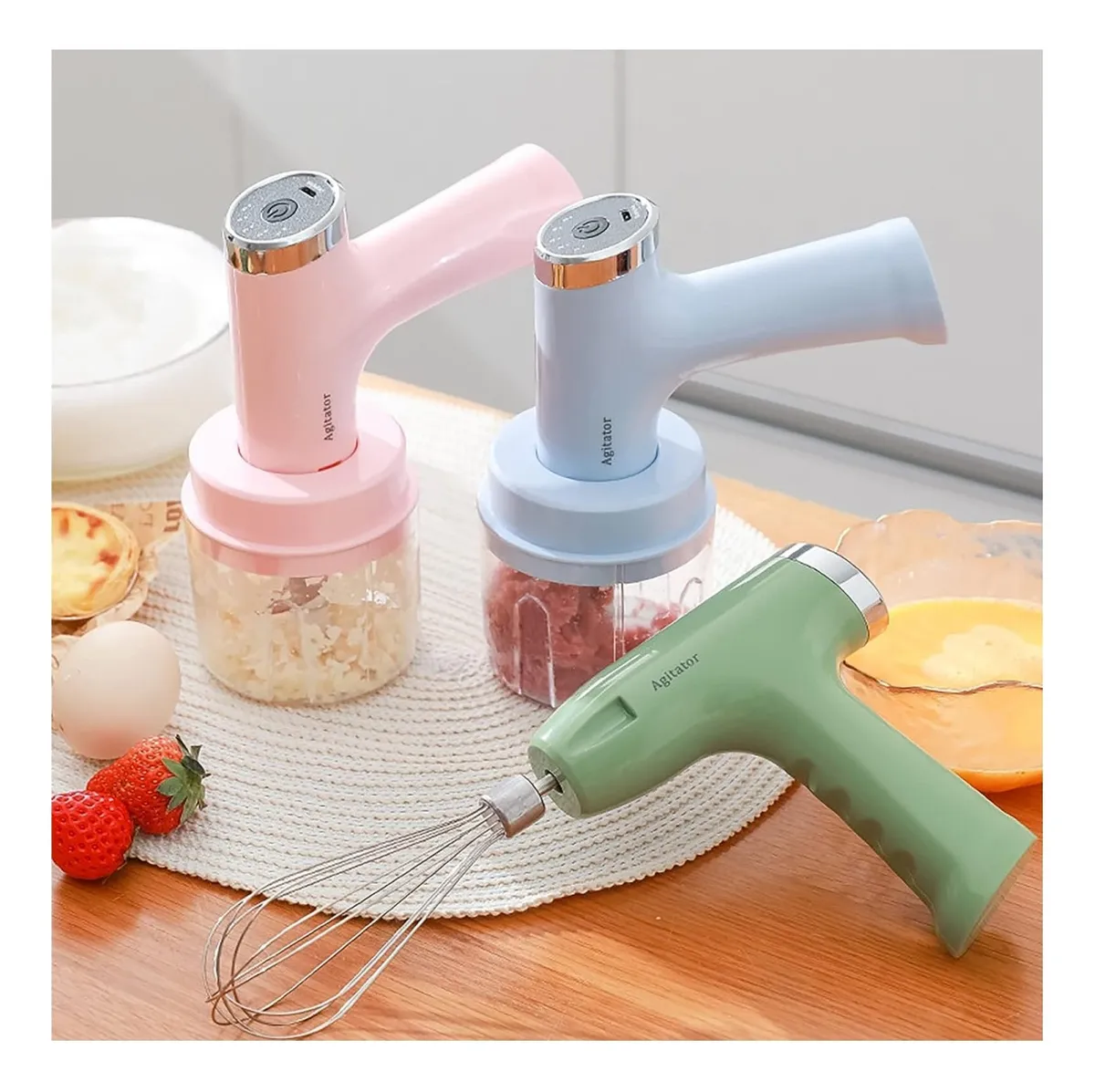 Mini batidoras picadoras eléctricas inalámbricas en rosa, azul y verde, con accesorios para batir y picar, junto a ingredientes para repostería.