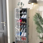 Zapatero organizador de 10 niveles con figura de KAWS y planta verde al lado.