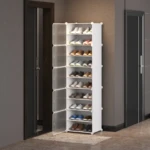 Zapatero organizador de 10 niveles blanco con puertas transparentes en un pasillo con puertas a los lados.