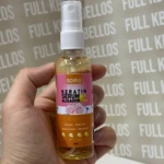 Serum Keratina Alisador 60ml GOIPLE en mano, con gotas doradas y rosas, para controlar frizz y facilitar peinado.