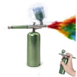 Aerógrafo inalámbrico verde en acción con nube de colores y detalle de mano sujetándolo.