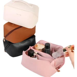 Bolso organizador de maquillaje rosa abierto con cosméticos, y tres bolsos apilados: blanco, café y negro.
