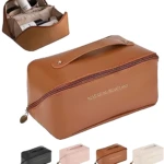 Bolso organizador de maquillaje marrón, con interior abierto y vista lateral de 4 bolsos en colores negro, rosa, marrón y blanco.