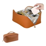 Bolso organizador de maquillaje naranja, de cuero sintético, con compartimentos interiores y espejo, abierto.