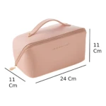 Bolso organizador de maquillaje rosa pastel de cuero sintético con medidas 24x11x11 cm.