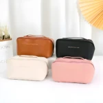 Bolso organizador de maquillaje en cuero vegano, disponible en marrón, negro, beige y rosa.