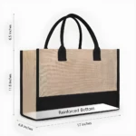 Bolso yute beige con detalles negros. Mide 17x11.8x6.8 pulgadas, con asas de 6.5 pulgadas.