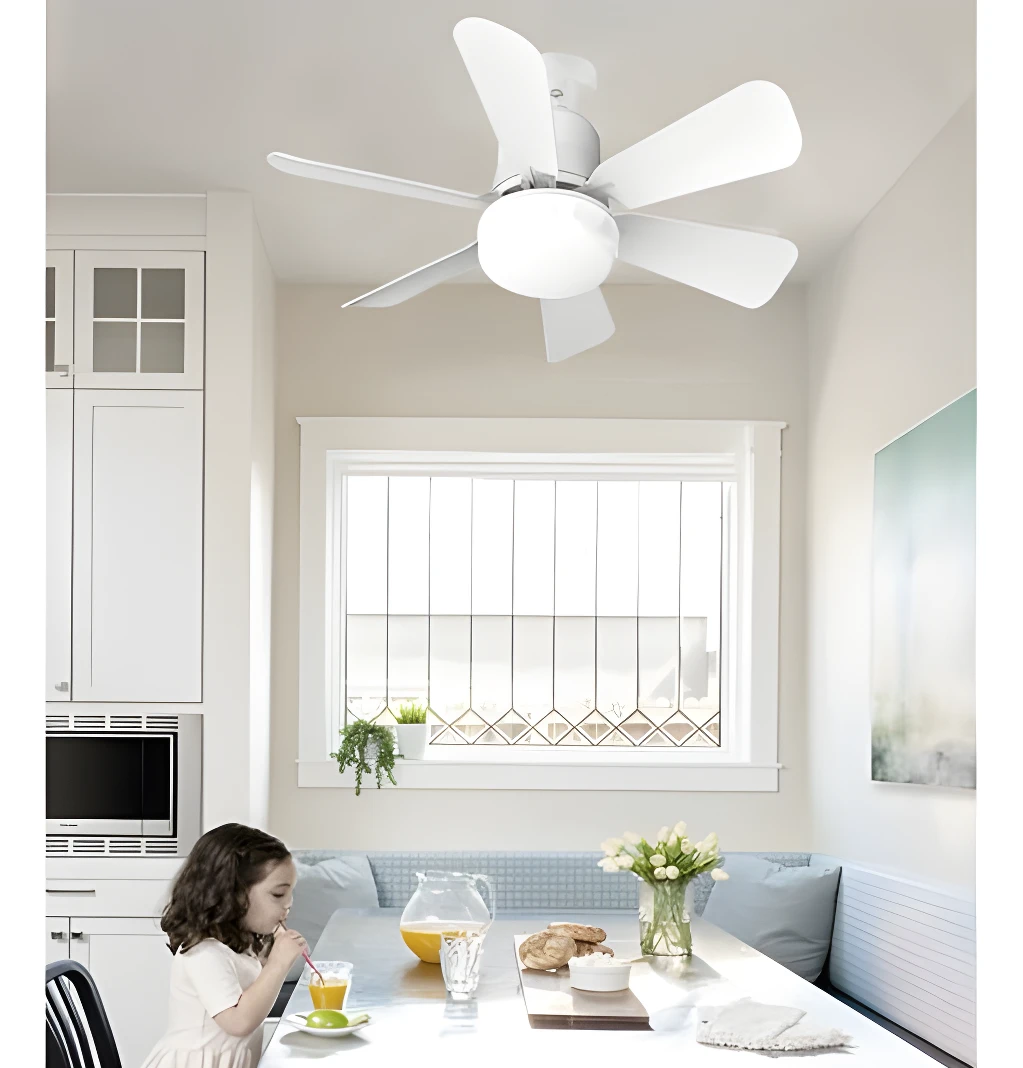 Ventilador de techo blanco con luz LED, 5 aspas, instalado en cocina con niña tomando jugo.