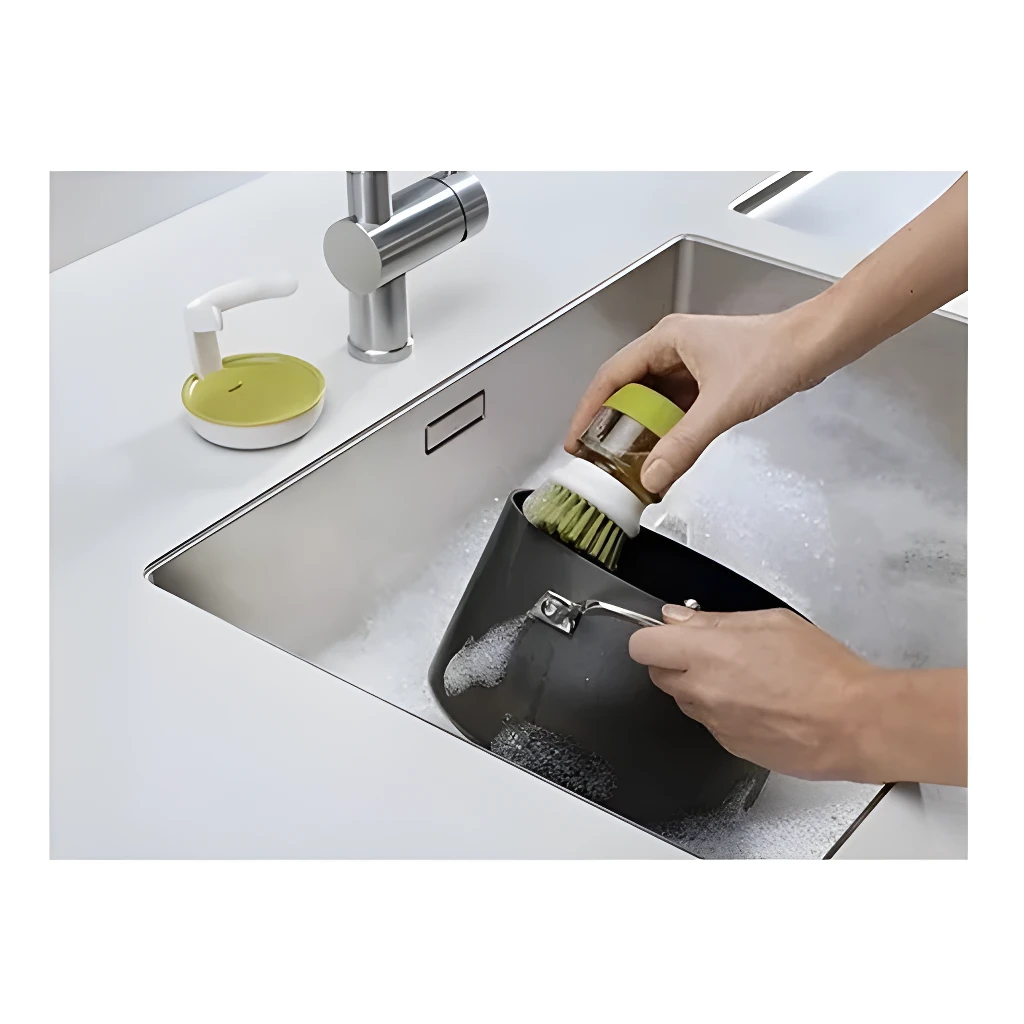 Cepillo dispensador de jabón para lavaplatos Joseph Joseph, ideal para limpiar ollas con su mango ergonómico.