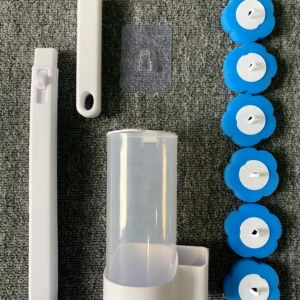 Cepillo limpiador de inodoro desechable: mango blanco, recipiente, cabezales azules tipo flor y adhesivo.