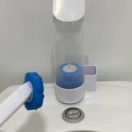 Cepillo limpiador de inodoro desechable con mango blanco y cabezal de esponja azul, listo para usarse.