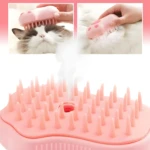 Cepillo rosa para mascotas con vapor y cerdas suaves, ideal para masajear y limpiar a gatos y perros.