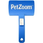 Cepillo PetZoom azul para mascotas con mango ergonómico y botón de liberación de pelo.