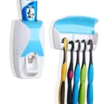 Dispensador de crema dental blanco y azul con cinco cepillos de dientes de colores.
