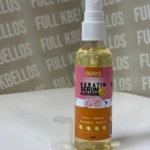 Botella transparente de 60 ml con líquido amarillo, etiqueta rosa y naranja que indica "Keratin Serum Alisador" y muestra rosas. Incluye tapa blanca y base de plástico al lado.