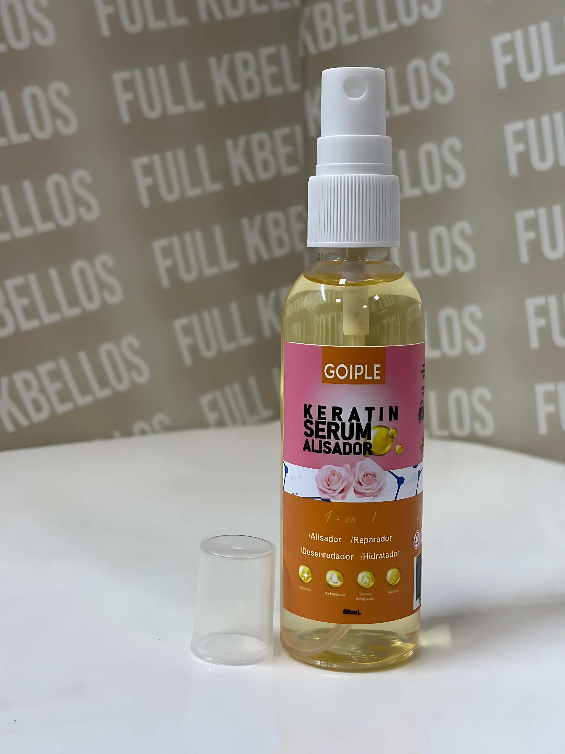 Botella transparente de 60 ml con líquido amarillo, etiqueta rosa y naranja que indica "Keratin Serum Alisador" y muestra rosas. Incluye tapa blanca y base de plástico al lado.
