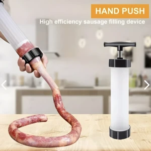 Embutidor manual de salchichas y chorizos con carne cruda y tripa sobre mesa de madera.