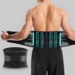Faja ortopédica lumbar negra, con soporte ajustable y detalles de ventilación, vista posterior.