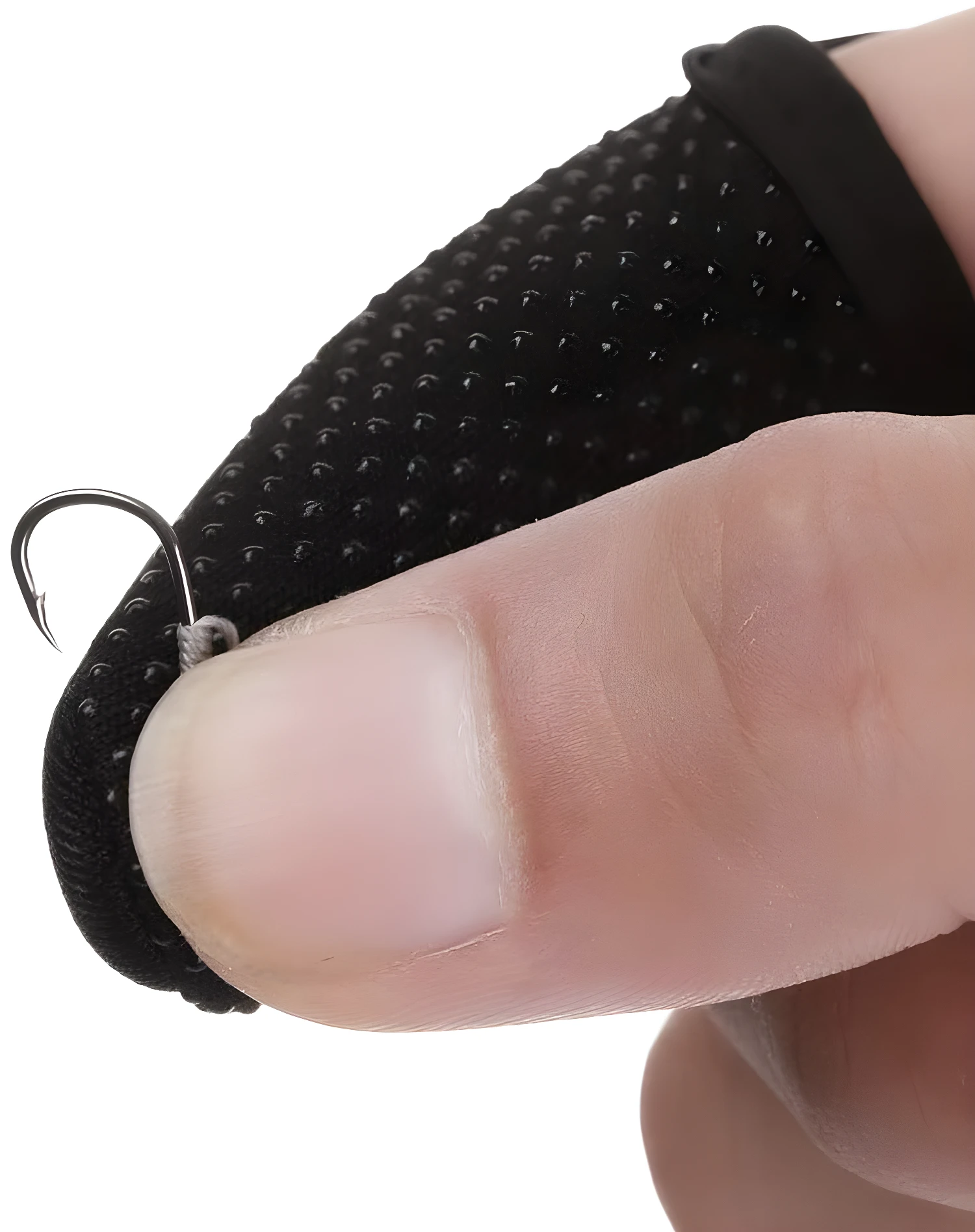 Guante protector negro para pescar con superficie texturizada y anzuelo incrustado en el dedo.