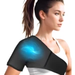 Hombrera ajustable negra con compresa de gel azul en el hombro, usada por una mujer con top deportivo.